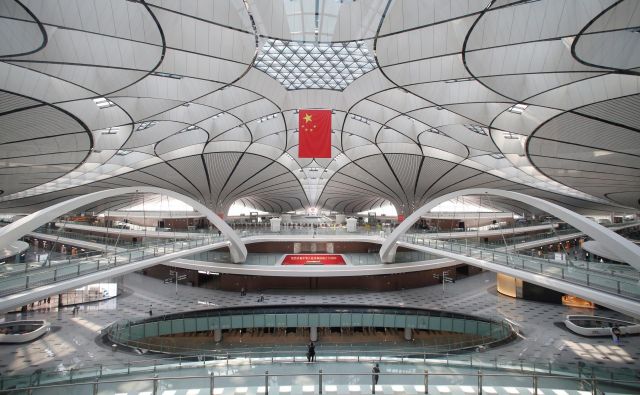 Kitajsko letališče je še eno v nizu megalomanskih gradbenih projektov, po katerih je znana ta država. FOTO: Jason Lee/Reuters