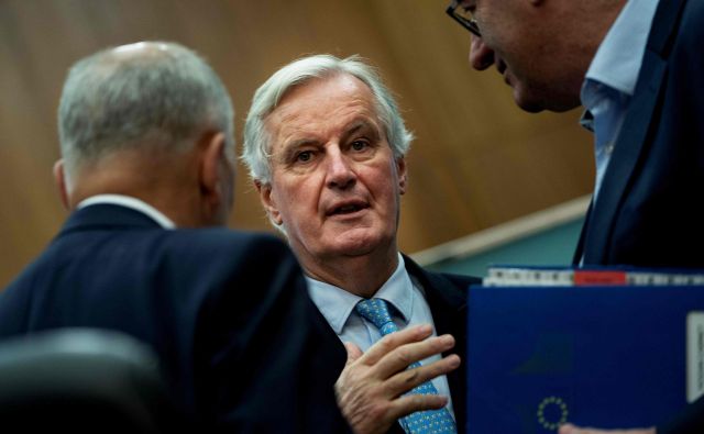 »Delamo, delamo,« je <strong>Michel Barnier</strong> dejal ob odhodu s sestanka z veleposlaniki članic EU. Pogajanja se bodo torej še nadaljevala. FOTO: Kenzo Tribouillard/AFP