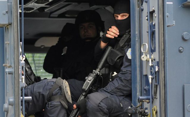 Na sever Kosova je danes vdrlo več kot sto do zob oboroženih pripadnikov posebnih enot kosovske policije z oklepnimi vozili. FOTO: Laura Hasani/Reuters