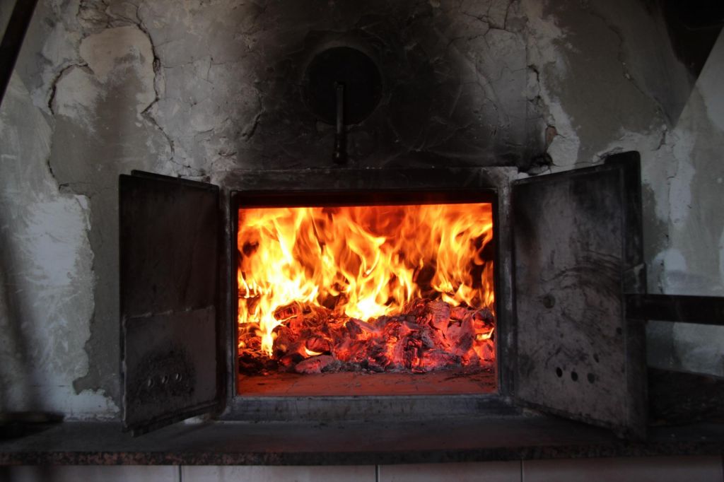 FOTO:Zmeda na trgu peči in drv, odgovornost pa predvsem na potrošnikih