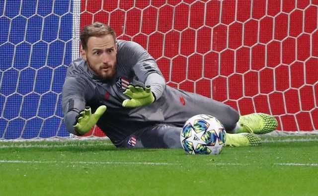 Jan Oblak bo sprejel danes velik izziv: Atletico Madrid bo gostil neugodno Valencio. FOTO: Reuters