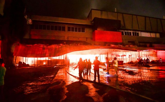 V mestu General Santos je po potresu izbruhnil požar v nakupovalnem središču. FOTO: Edwin Espejo/AFP