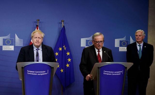 Britanski premier Boris Johnson, predsednik evropske komisije Jean-Claude Juncker in glavni pogajalec za brexit Michel Barnier med novinarsko konferenco v Bruslju. FOTO: Kenzo Tribouillard Afp