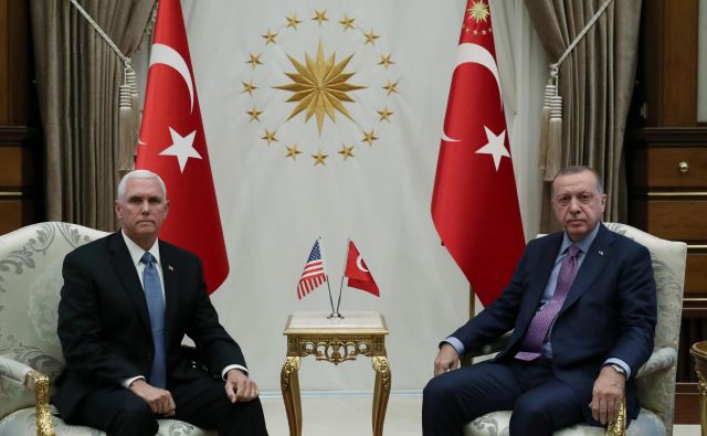 Srečanje turškega predsednika Recepa Tayyipa Erdoğana z ameriškim podpredsednikom Mikom Penceom FOTO: Reuters