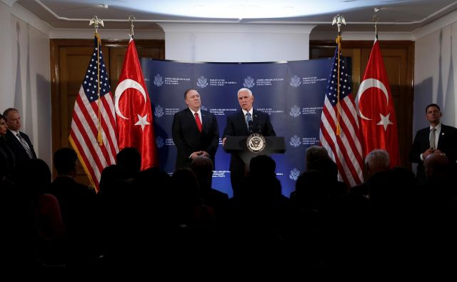Mike Pence je novico sporočil na ameriški ambasadi v Ankari. FOTO: Huseyin Aldemir/Reuters