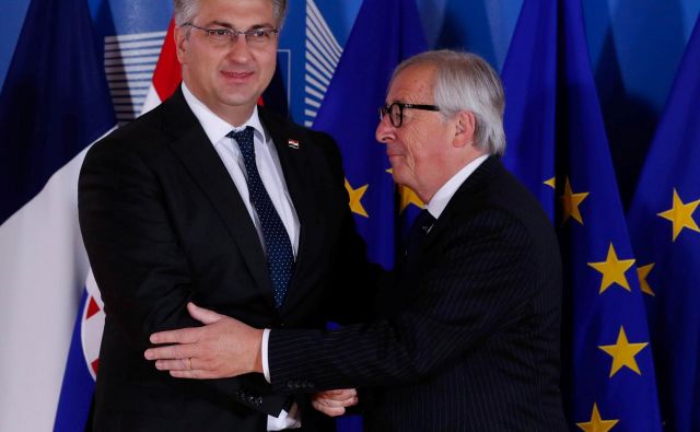 Predsednik evropske komisije Jean-Claude Juncker in hrvaški premier Andrej Plenković prihajata iz iste politične družine, Evropske ljudske stranke. FOTO: Yves Herman/Reuters