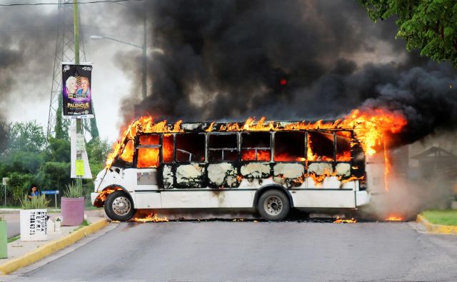 Pripadniki kartela so zažigali tovornjake in avtobuse, da bi ovirali promet po mestu. FOTO: Jesus Bustamante/ Reuters