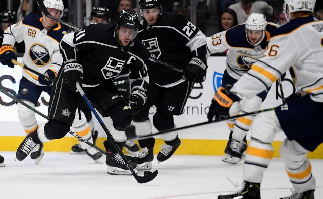 Anže Kopitar ostaja pri osmih točkah v sezoni. FOTO: Harry How/AFP