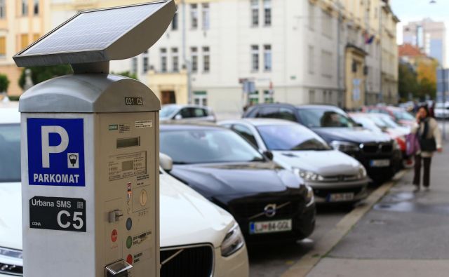 Izvedeli smo, da nameravajo uničiti 135 Siemensovih parkomatov, saj ti ne omogočajo posodobitve na nov način plačevanja parkirnine. FOTO: Tomi Lombar