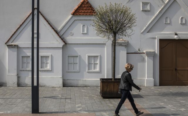 Stanovanja v stanovanjskih fondih ministrstev se kupujejo iz namenskih sredstev, zbranih kupnin za prodana stanovanja in sicer relativno nizkih najemnin. FOTO: Voranc Vogel/Delo