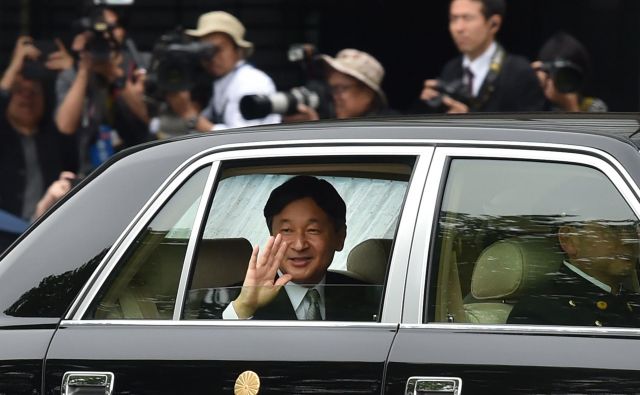 Tudi cesar Naruhito je velik zagovornik pacifizma in nasprotnik revizije ustave, ki vključuje vojno kot rešitev meddržavnih sporov. FOTO: AFP