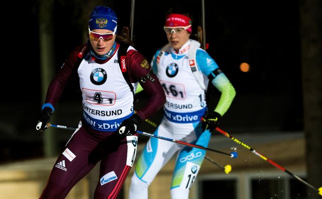 Olga Podčufarova (levo) in Urška Poje sta tako tekmovali na premieri sezone v Östersundu, decembra 2017, prav kmalu pa bi zdaj lahko postali reprezentančni kolegici. FOTO Reuters