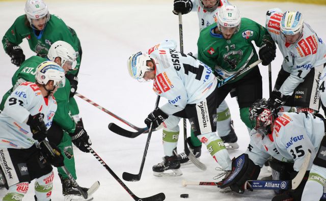 SŽ Olimpiji se je računica na turnirju za celinski pokal razblinila že v prvi tekmi. Tekmec iz AHL Ritten, ki je pred tremi tedni v Tivoliju izgubil z 2:3, je bil doma srečnejši po kazenskih strelih. FOTO: Tomi Lombar/Delo