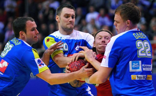 Uroš Zorman (levo) in Luka Žvižej sta najbolj zaznamovala zadnje obdobje v slovenski reprezentanci, v kateri je pomemben steber Matej Gaber. FOTO: AFP