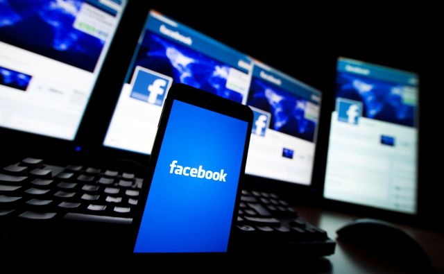 Facebook vmešavanje iz tujine preprečuje z odstranjevanjem mrež računov, skupin in strani, pri katerih zaznava sporne vzorce obnašanja. FOTO: Valentin Flauraud/Reuters