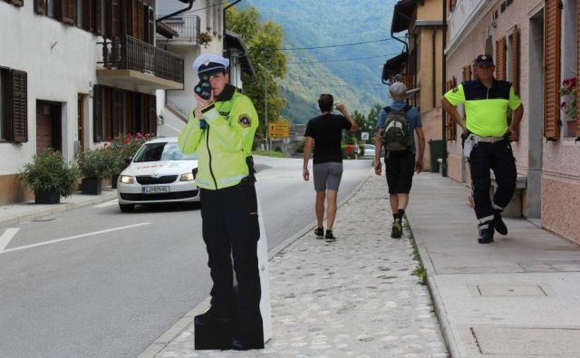 Silhuete policistk in policistov na Bovškem uporabljajo od avgusta letos. FOTO: Blaž Močnik/Delo