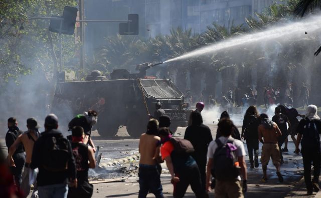V čilski prestolnici se tudi danes nadaljujejo shodi. FOTO: Martin Bernetti/AFP