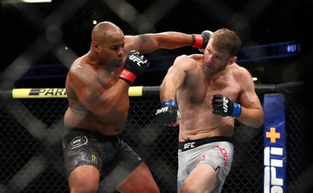 Daniel Cormier (levo) je moral avgusta letos po hudem boju priznati premoč Stipetu Miočiću. FOTO: AFP