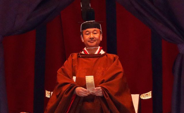 Naruhito je bil oblečen v obredno oblačilo v zlatorjavi barvi, ki si ga sme nadeti samo cesar. FOTO: Issei Kato/AFP