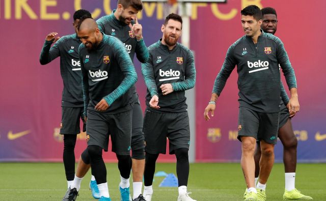 Arturo Vidal, Gerard Pique, Lionel Messi, Luis Suarez in Samuel Umtiti so bili pred poletom v Prago odlično razpoloženi. FOTO: Reuters