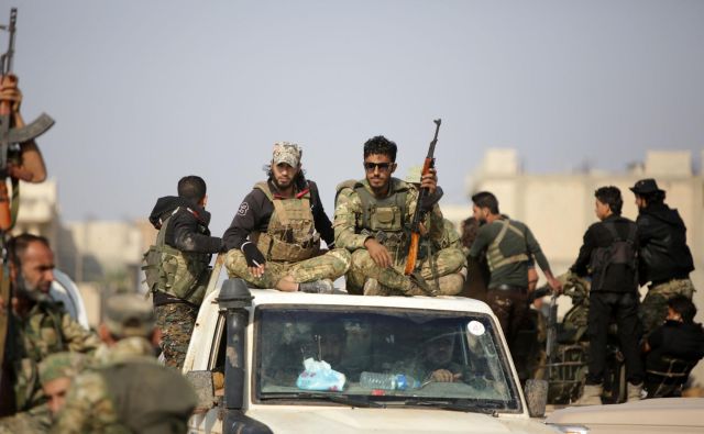 Turška vojska je s preostankom sirskih uporniških milic med mestoma Ras al Ain in Tal Abjad vzpostavila približno stokilometrsko ozemlje pod svojim nadzorom. Foto: AFP