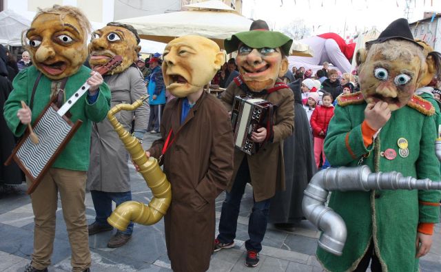 Butalski zbor sprejema predpise in skrbno pazi, da vse ostaja na varni strani tradicije. Fotodokumentacija Dela