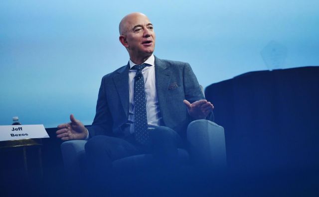 Ustanovitelj podjetja Blue Origin Jeff Bezos se je povezal s še tremi ameriškimi vesoljskimi podjetji, da bi Nasi pomagali doseči Luno. FOTO: Mandel Ngan/AFP