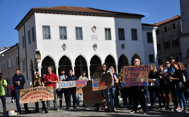 Protest zaradi volitev v študentski zbor Študentske organizacije Univerze na Primorskem (ŠOUP). Foto Klara Kopač