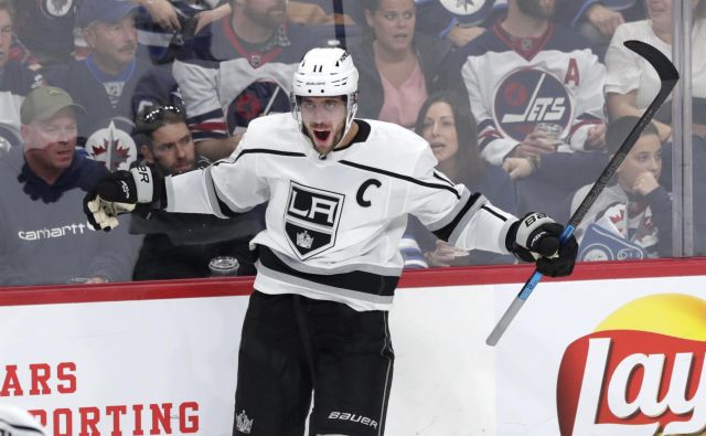 Slovenski kapetan Anže Kopitar je zabil zmagoviti gol za Los Angeles Kings na tekmi proti Winnipeg Jets. FOTO: Usa Today Sports