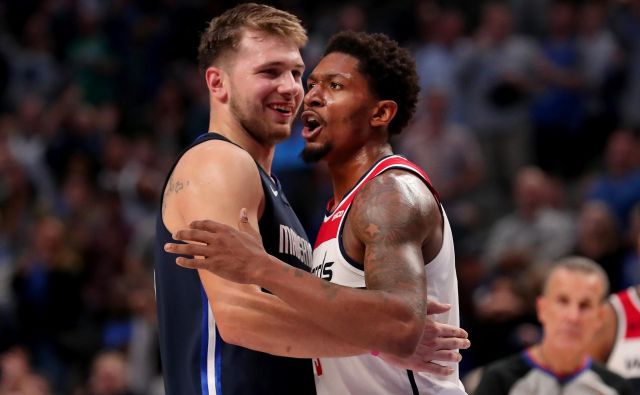 Luka Dončić in Bradley Beal sta se najprej malo prerivala, nato pa prijateljsko objela. FOTO: AFP