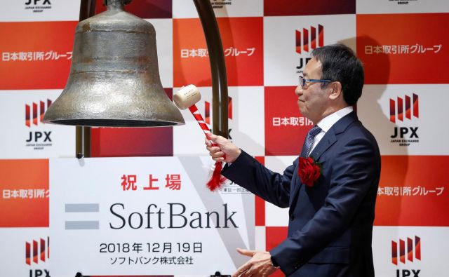 SoftBank, ki je zrasel v orjaški mednarodni finančni konglomerat, je leta 1981 v Tokiu ustanovil zdaj 62-letni poslovnež Masayoshi Son. Foto Reuters