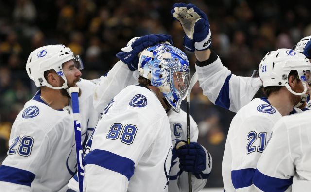 Hokejisti moštva Tampa Bay Lightning so se takole veselili zmage nad Pittsburgh Penguins. FOTO: Usa Today Sports