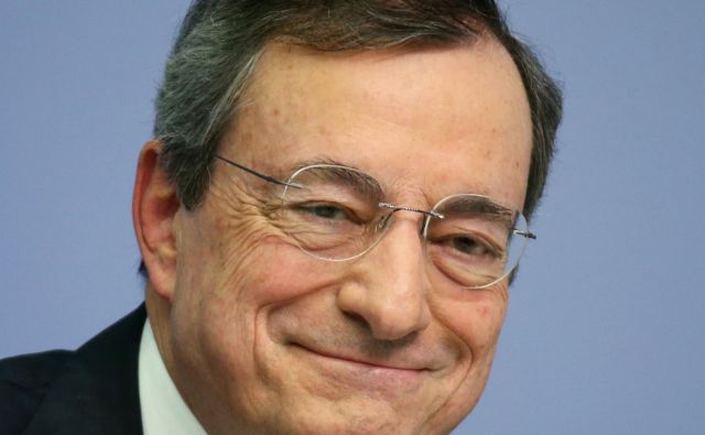 Mario Draghi v osemletnem mandatu ni niti enkrat zvišal obrestnih mer, ob odhodu pa poudarja, da koristi njegove ohlapne denarne politike daleč presegajo tveganja. Ralph Orlowski Reuters