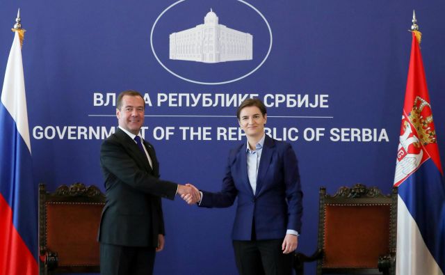 Ruski premier Dmitrij Medvedjev in predsednica srbske vlade Ana Brnabić med nedavnim srečanjem v Beogradu. Foto Reuters