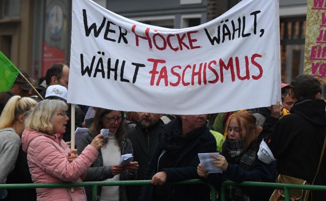 »Kdor voli Höckeja, voli fašizem,« so sporočali protestniki pred ­jutrišnjimi volitvami v Turingiji. FOTO: AFP