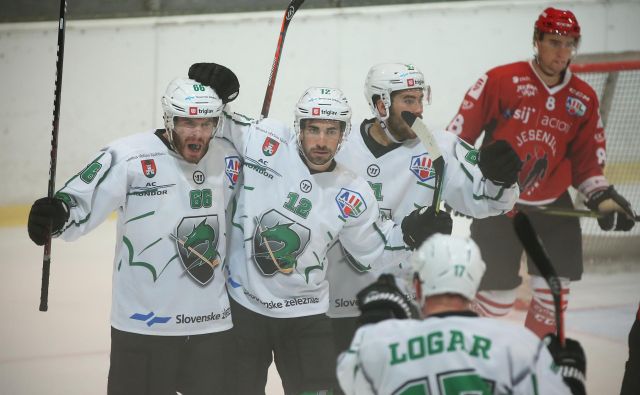 Nazadnje sta se večna tekmeca pomerila v kranjskem finalu pokala HZS, uspešnejši so bili Ljubljančani. FOTO Jure Eržen/Delo