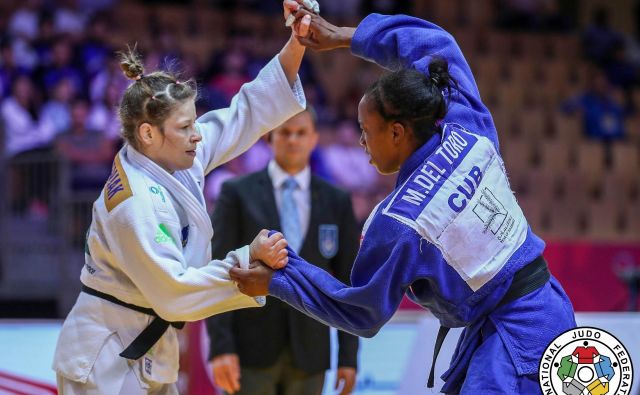 Tina Trstenjak (levo) je v velikem finalu v podaljšku strla odpor Kubanke<strong> </strong>Maylin Del Toro Carvajal. FOTO: Marina Mayorova/IJF