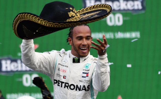 Lewis Hamilton je užival ob podpori glasnega občinstva in zmagi, ki mu je že odprla vrata k 6. naslovu svetovnega prvaka. FOTO: AFP