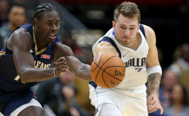 Luka Dončić in Jrue Holiday iz ekipe New Orleans Pelicans. FOTO: Chuck Cook/Usa Today Sports