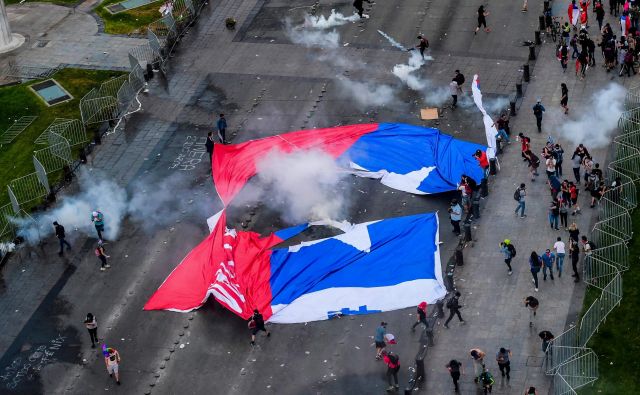 Protesti v Čilu so zahtevali nekaj manj kot dvajset življenj. FOTO: Martin Bernetti/AFP