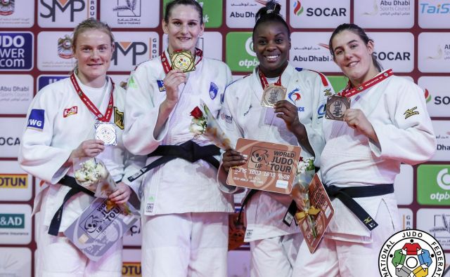 Klara Apotekar (druga z leve) si je v Abu Dabiju izbojevala svojo jubilejno deseto kolajno na turnirjih za svetovni pokal v judu. FOTO: Gabriela Sabau/IJF