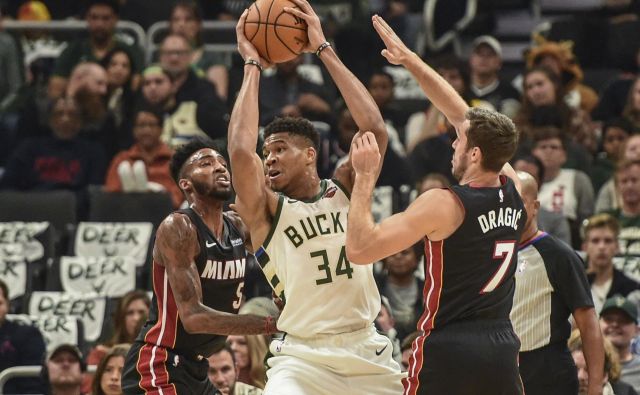 Goran Dragić in Derrick Jones (levo) sta zagrenila večer Giannisu Antetokounmpu (34) in drugim košarkarjev Milwaukeeja. FOTO: USA Today Sports