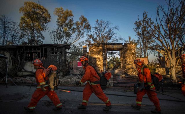 Zaradi požarov v Kaliforniji podjetja izklapljajo elektriko, saj veter podira daljnovode in iskre hitro zanetijo požar. FOTO: Apu Gomes/Afp