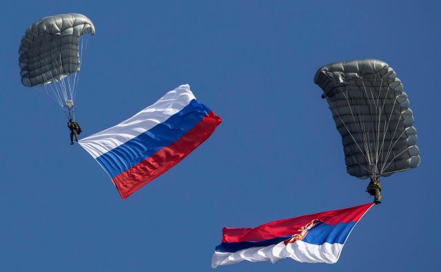 Da se Srbija vse tesneje povezuje z Rusijo, kaže tudi skupna vojaška vaja, na katero so Rusi prejšnji teden pripeljali protiletalski obrambni sistem Triumf. FOTO: Reuters