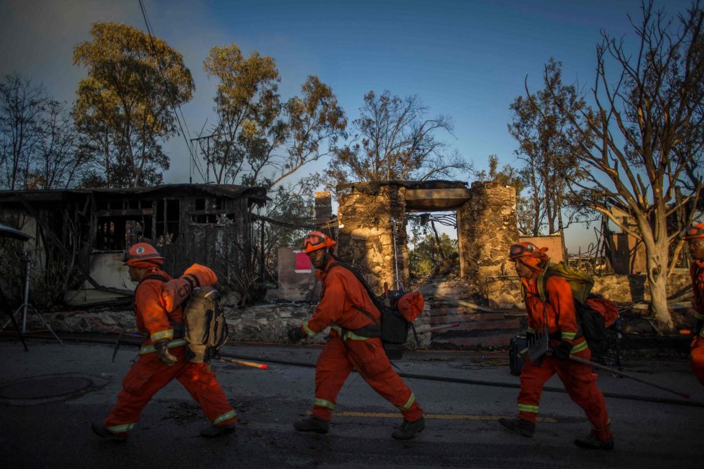 FOTO:Kalifornijci spet bežijo pred hudimi požari - muzeja Getty ogenj še ne ogroža