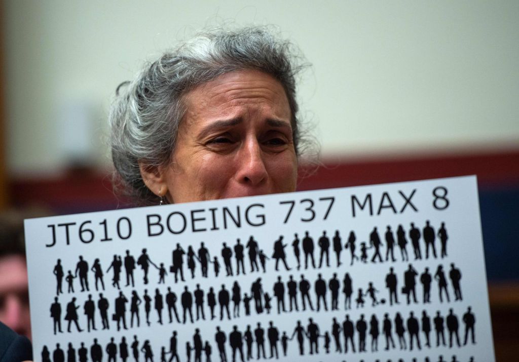 Leto dni po strmoglavljenju v Indoneziji Boeing 737 max ostaja na tleh