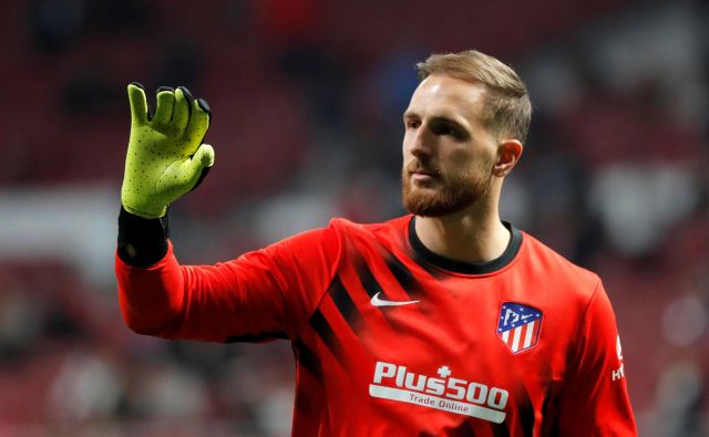 Atletico je igral brez Kokeja, zato je nosil kapetanski trak Jan Oblak. FOTO: Reuters