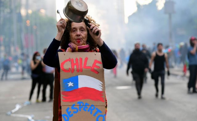 Protestniki vztrajajo na ulicah Čila. Zahtevajo odstop predsednika Piñere. FOTO: Martin Bernetti/AFP