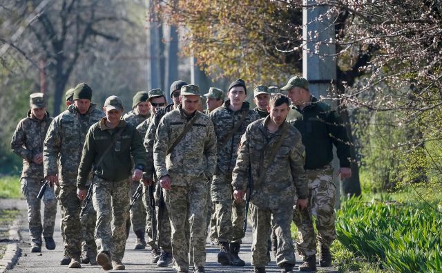 Umik vojske z razmejitvene črte je bil eden od ruskih pogojev za pripravo vrhunskega srečanja normandijske skupine držav. FOTO: Reuters