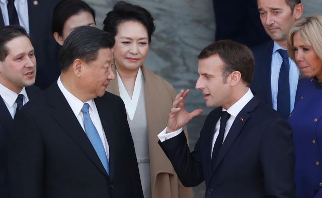 Francoski predsednik Emmanuel Macron je na obisku pri kitajskem predsedniku Xi Jinpingu ob pravem času: na polovici mandata in tik pred zamenjavo vodstva EU ima gotovo najboljši položaj med evropskimi državniki. Foto Reuters